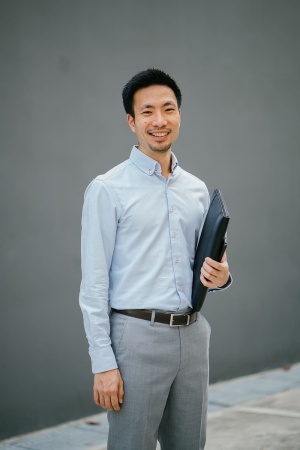 拿着黑色笔记本电脑包的男子
