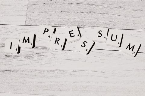 im pressum、white、surface、imprint、internet law、letters、word、lettering