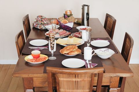 桌子，椅子，家具，食物，室内，食物和饮料，室内，盘子