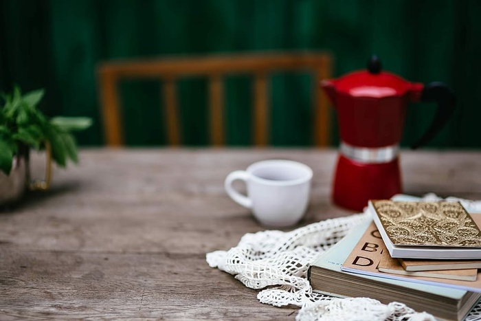 一堆组织者和红色意大利咖啡壶