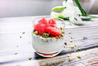 牛奶、葡萄柚、杯子、干果、百合、食品和饮料、食品、新鲜度