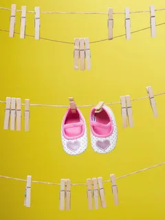 婴儿白色和粉色圆点运动鞋 婴儿白色和粉色圆点运动鞋