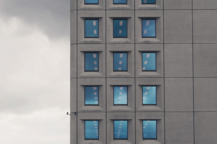 灰蓝色卡通建筑插图