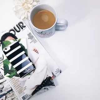 theeverygirl, 手机, iphone, 杂志, 咖啡, 白色办公桌, 办公桌, girlboss theeverygirl, 手机, iphone, 杂志, 咖啡, 白色办公桌, 办公桌, girlboss