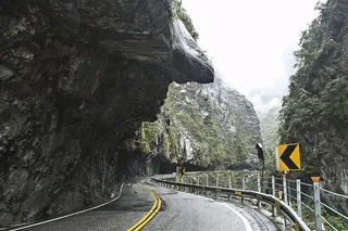 黑岩山旁的黑色水泥路