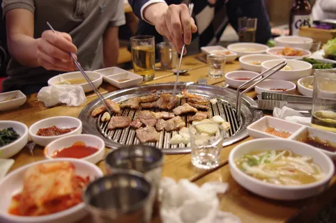人,吃,肉,筷子,棕色,桌子,一起吃饭,肉 人,吃,肉,筷子,棕色,桌子,一起吃饭,肉