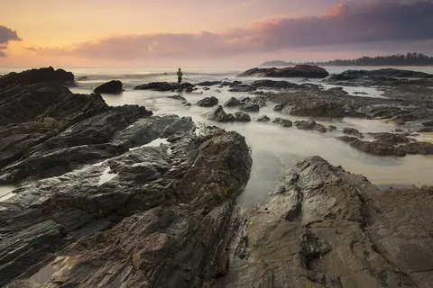 水体旁的褐色石头 水体旁的褐色石头