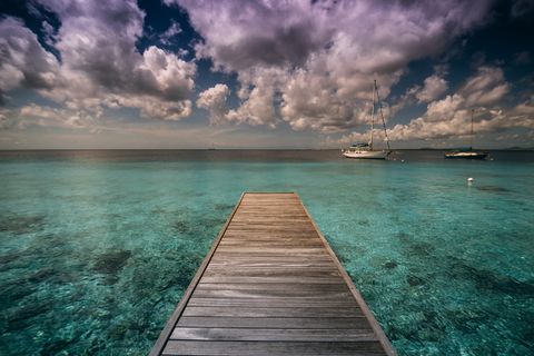 靠近水体的木质码头