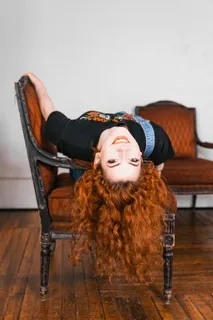 躺在椅子上的女人的照片 躺在椅子上的女人的照片