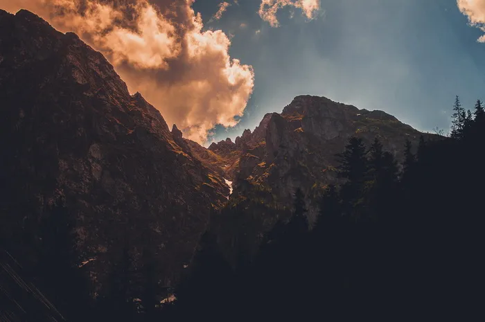 特尔斯附近的岩石山照片