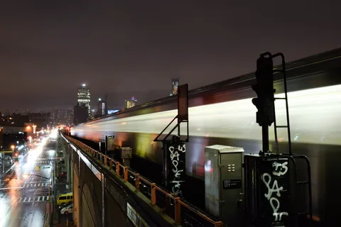 城市、市中心、照明、夜间、道路、火车、交通系统、城市