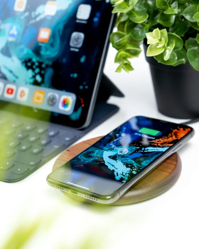 打开带键盘的iPad旁边的银色iPhone X