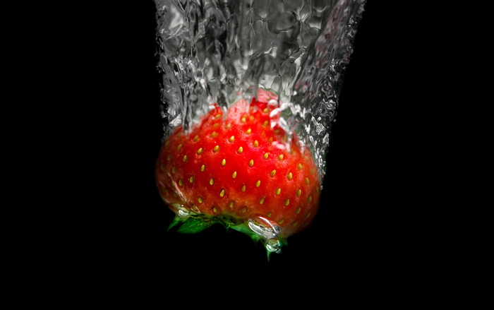 红色草莓，草莓，潜水，水，泡泡，黑色，水果，新鲜