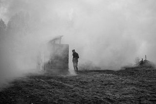灰度摄影，男人，站着，下一个，木头，房子，烟，战争
