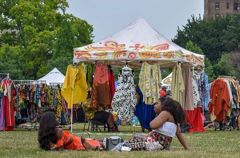 两名女子躺在地上的照片