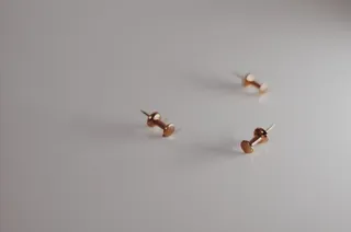 三个金色大头钉