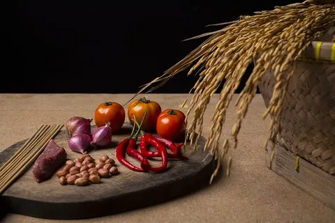 番茄、辣椒、肉、大米、红洋葱、豆类、食品、食品和饮料