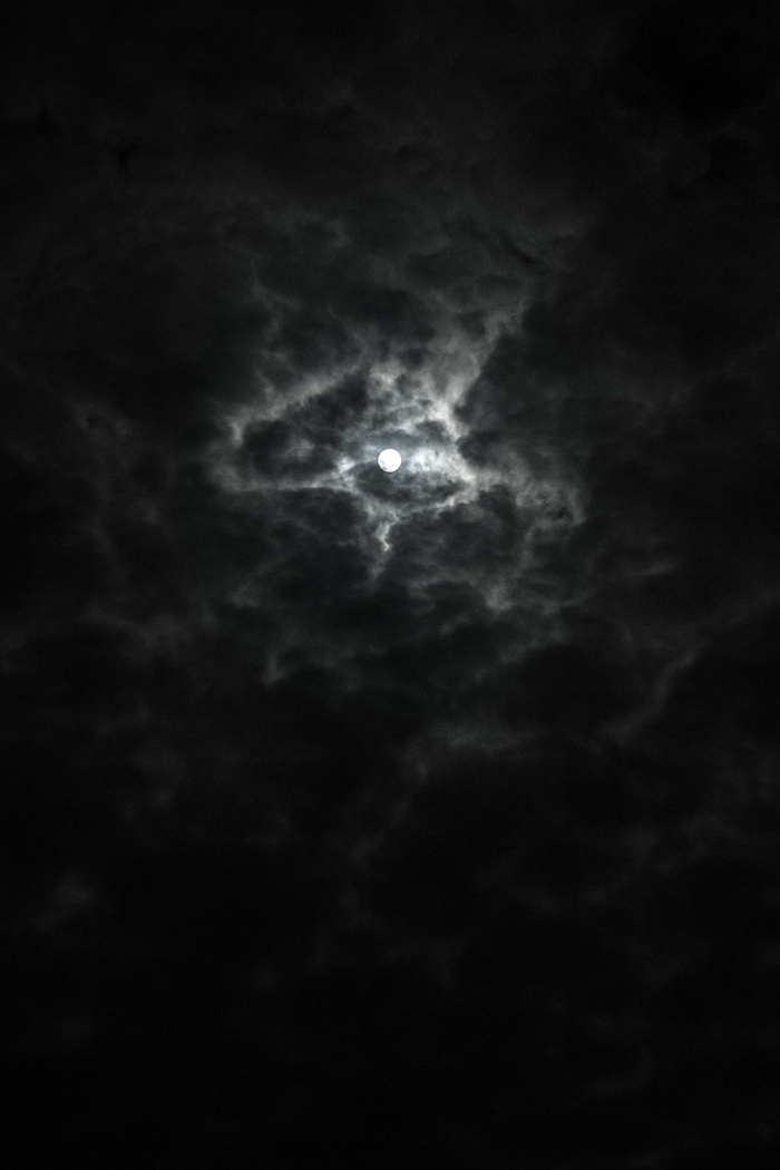 满月、阴天、夜晚、天空、云天、自然之美、低角度视图