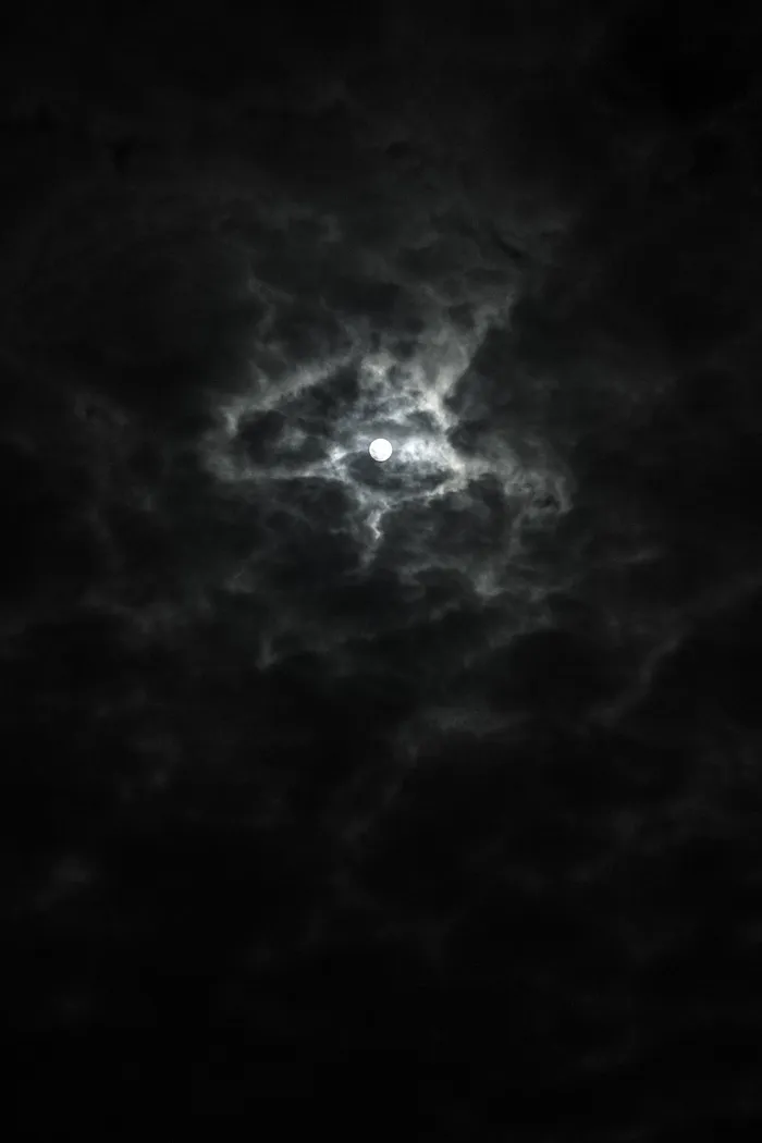 满月、阴天、夜晚、天空、云天、自然之美、低角度视图