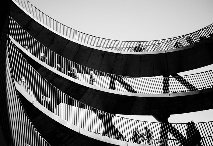 黑色和灰色建筑阳台