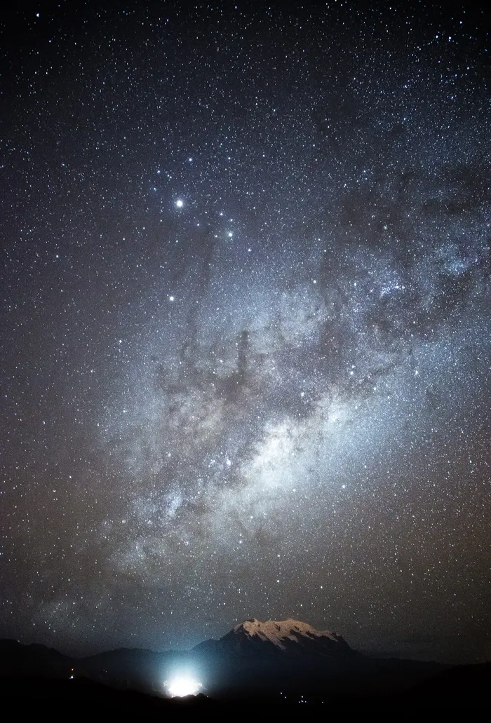 天空中的星尘，夜间的星系，恒星，夜晚，银河，黑暗，山脉，恒星空间