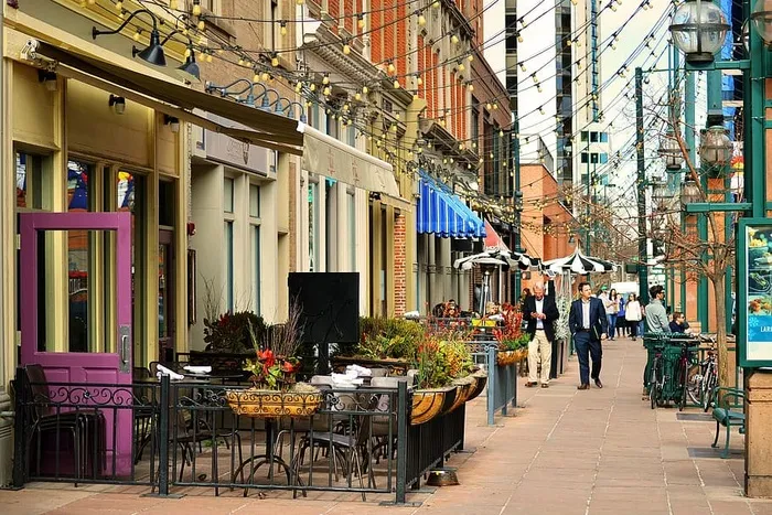 男人、散步、餐馆、拉里默、洛多、丹佛、科罗拉多、社区