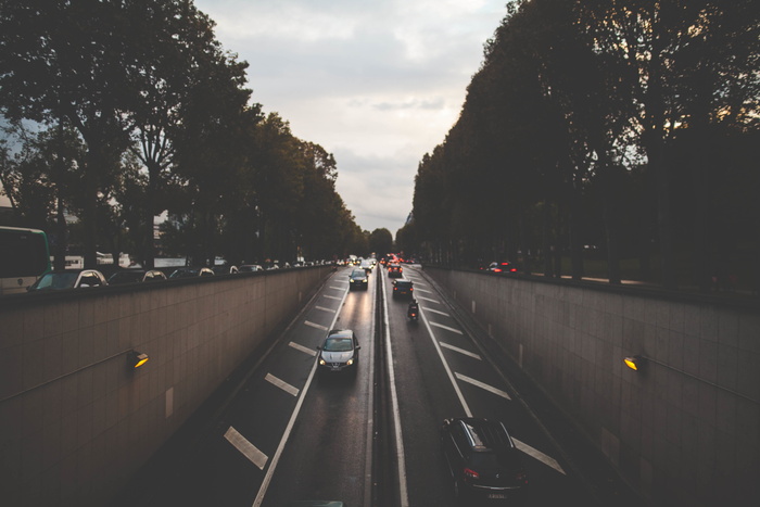 车辆，4车道，4车道沥青路，树木，夜间，汽车，行驶，地下