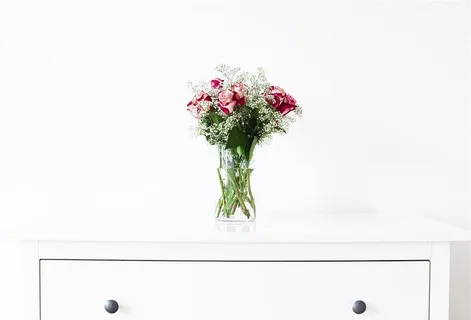 玫瑰,花朵,花束,花瓶,梳妆台,白色,开花植物,花朵 玫瑰,花朵,花束,花瓶,梳妆台,白色,开花植物,花朵