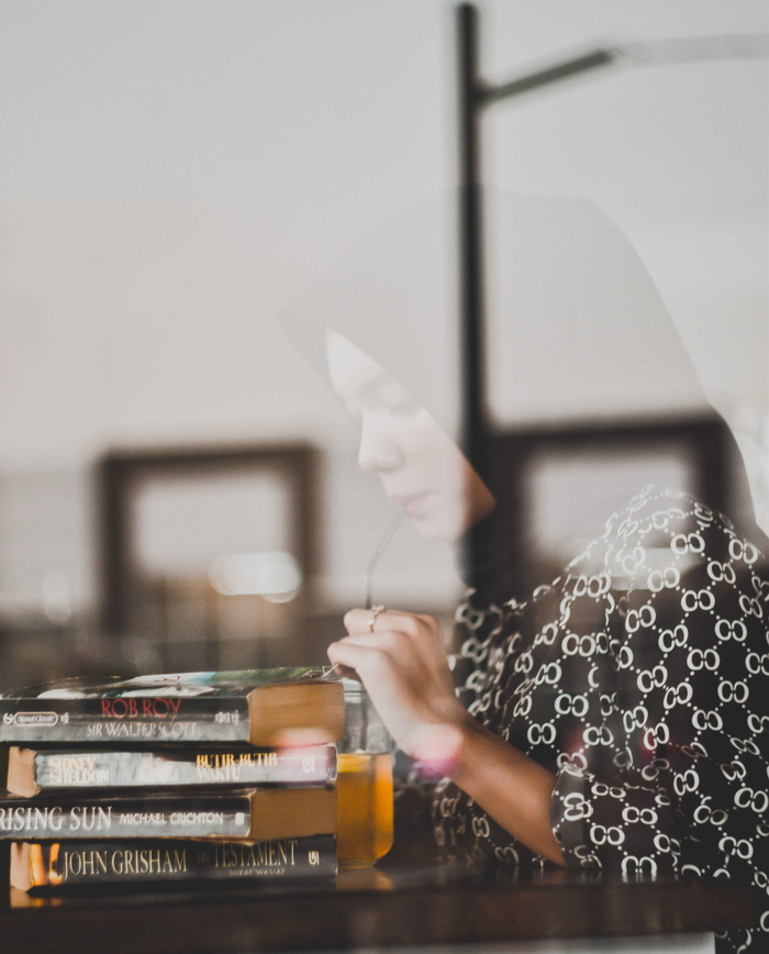 在透明罐里啜饮果汁的女人