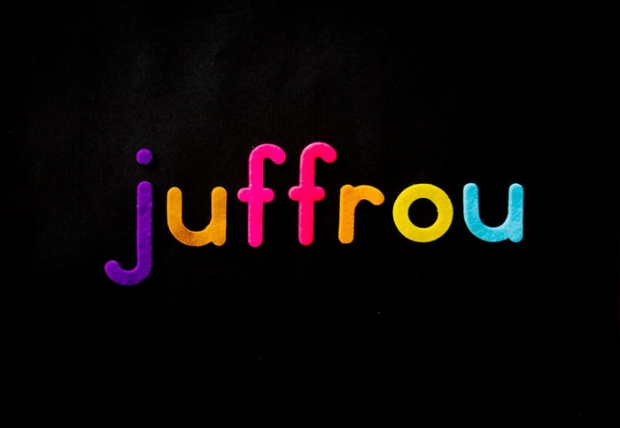 黑色背景，加上Juffrou文字叠加