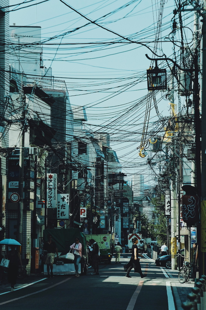 穿过人行道的女人