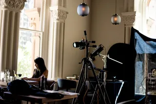 三脚架，人，人，家具，桌子，照明，电子，电脑