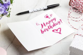 打开笔旁的生日贺卡