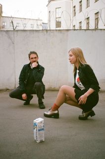 混凝土墙附近的男人和女人