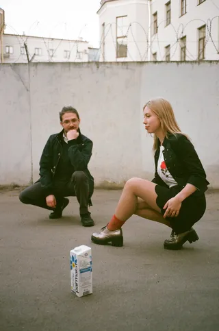 混凝土墙附近的男人和女人