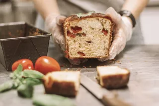 在西红柿附近放面包