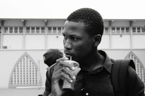 一个未知的人拿着杯子