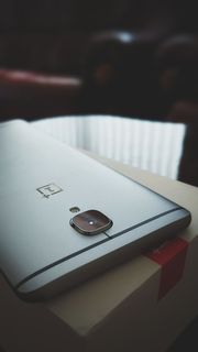 一部面朝下的智能手机。