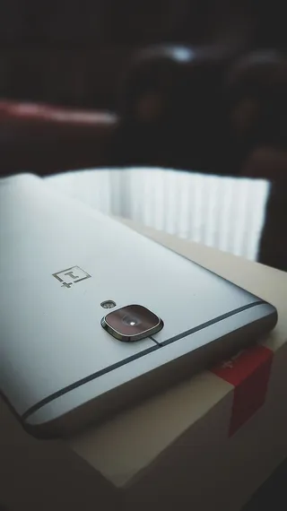 一部面朝下的智能手机。