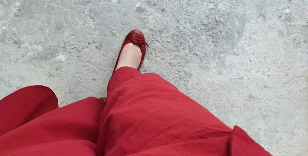 服装，服装，鞋子，鞋类，人，人，裤子，地板