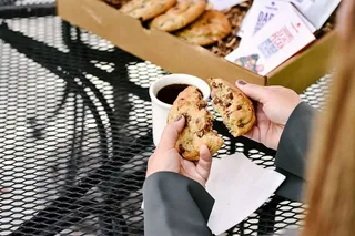 拿着饼干的人，美国，博伊西，食物，饼干，饼干，手臂，传单