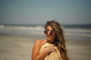 女子摆姿势拍照