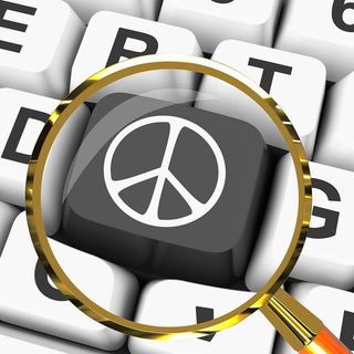 和平标志钥匙放大显示爱而非战争