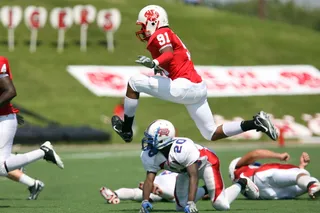 足球运动员越过球门