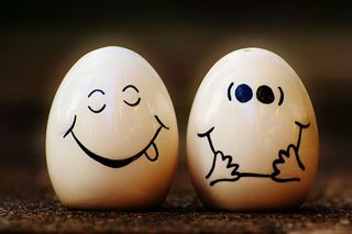 两件，白色，陶瓷，鸡蛋饰品，盐瓶，胡椒，鸡蛋，笑脸