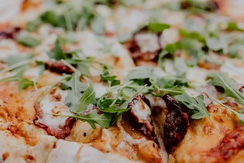 在舒适的餐厅里吃美味的披萨