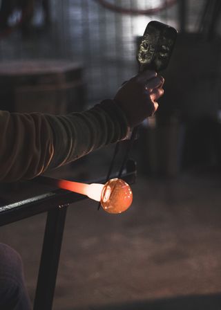 拿着工具的人，拿着，人的手，手，一个人，真实的人，聚焦前景，菜鸟图库