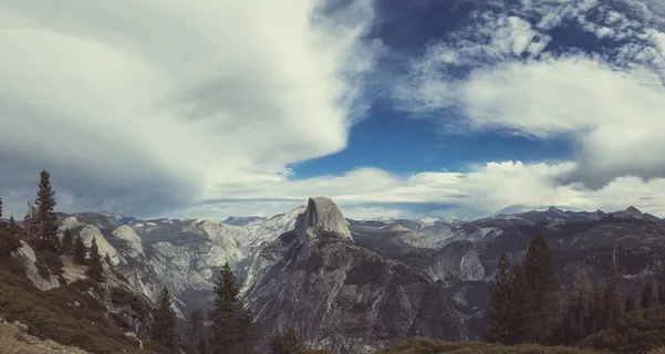 在蓝天白云下鸟瞰群山 在蓝天白云下鸟瞰群山
