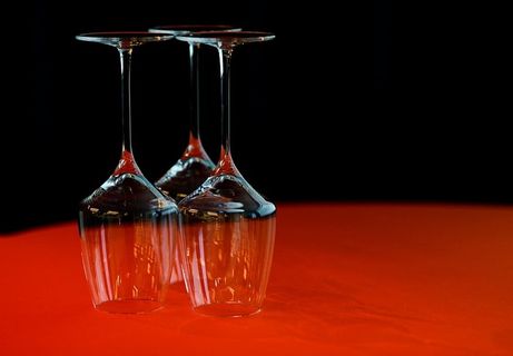 红色表面上的三个酒杯