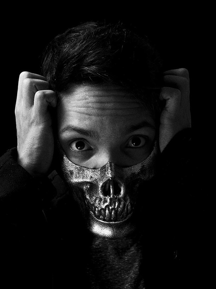 戴头颅面罩的男子